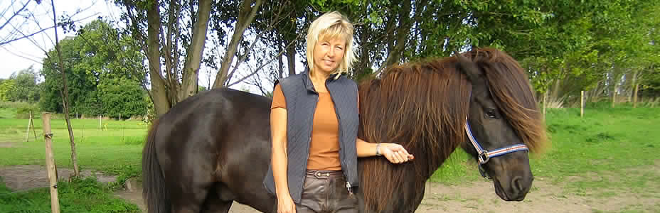 Helena Turunen med hest i baggrunden